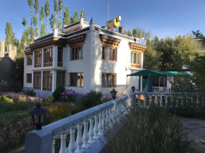 Raku Guest house
